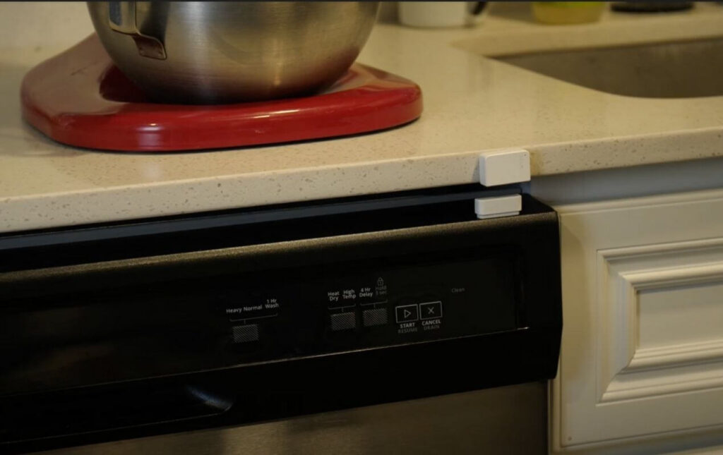 dishwasher with contact sensor